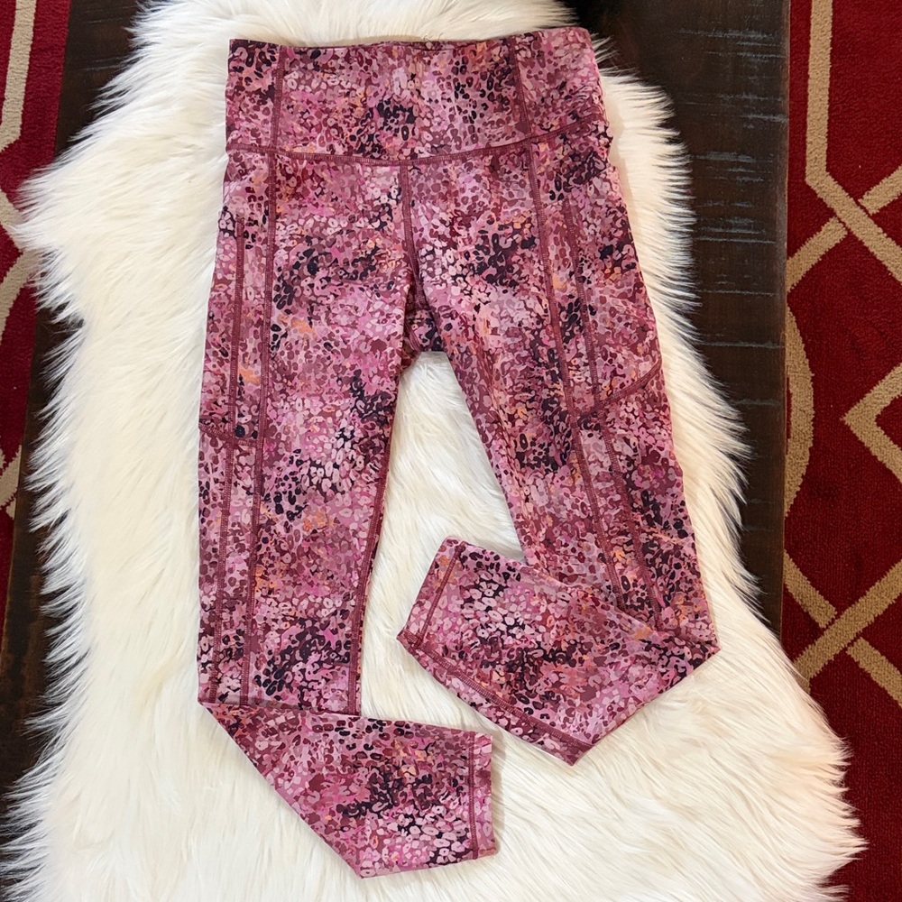 Athleta, Ultimate Stash leggings 7/8 in a Rose dot graphic print with side pock